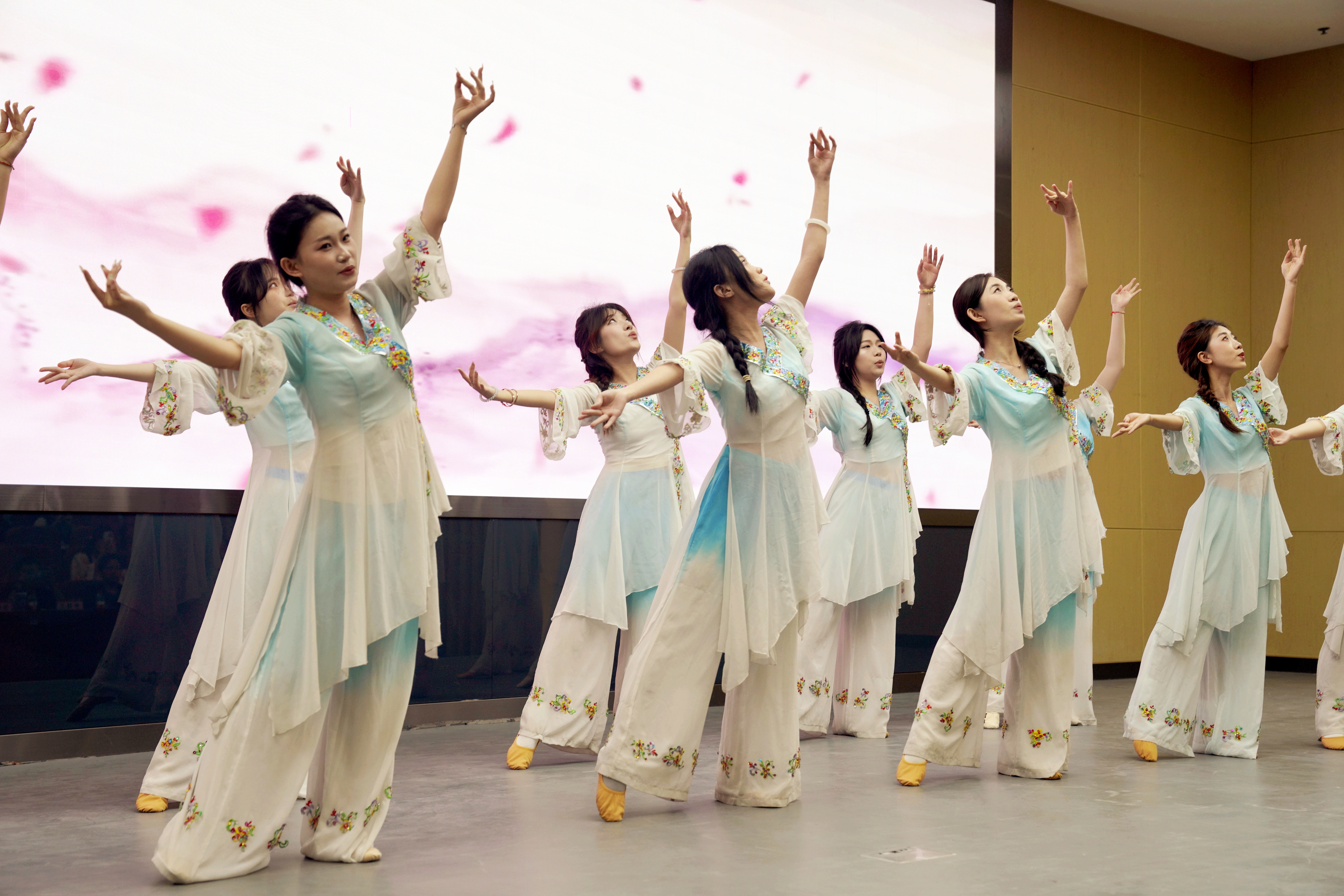 20250616党建铸魂艺育新人